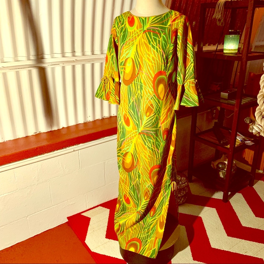 Vintage 60s Hawaiian Peacock-Print Pake Mu Dress - image 1